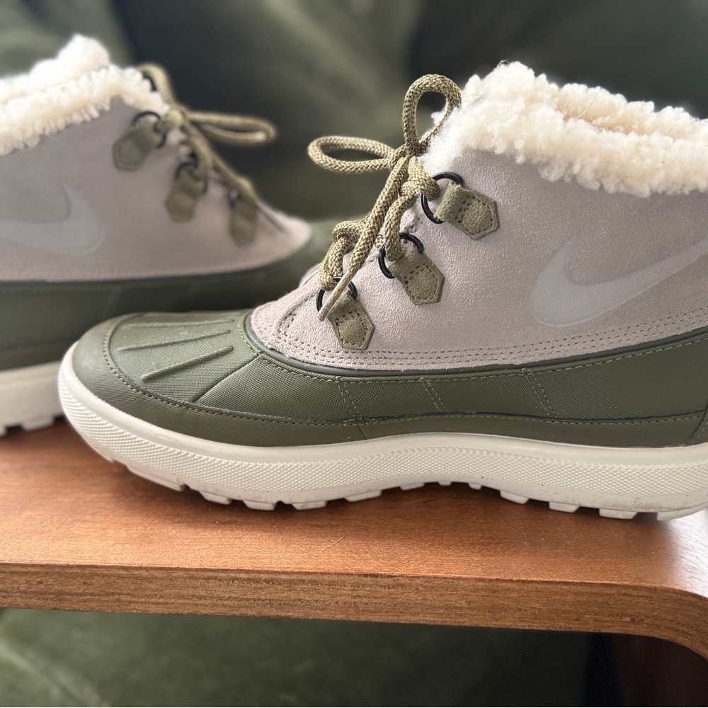 Nike Winter Duck Boots – Women’s Size 8